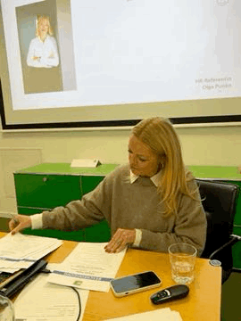 Seminar beim GVP mit Olga Punko von About Work GmbH Frau mit blonden Haaren sitzt an einem Tisch und betrachtet Unterlagen.